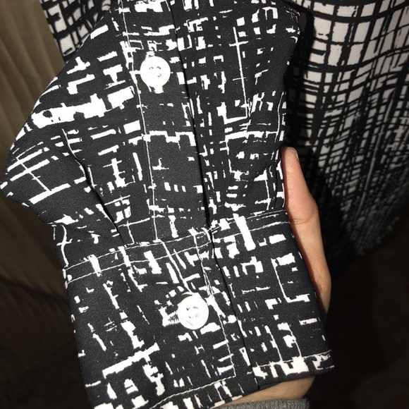 NEW YORK & COMPANY XS B&W LONG SLEEVED BLOUSE - Picture 8 of 8